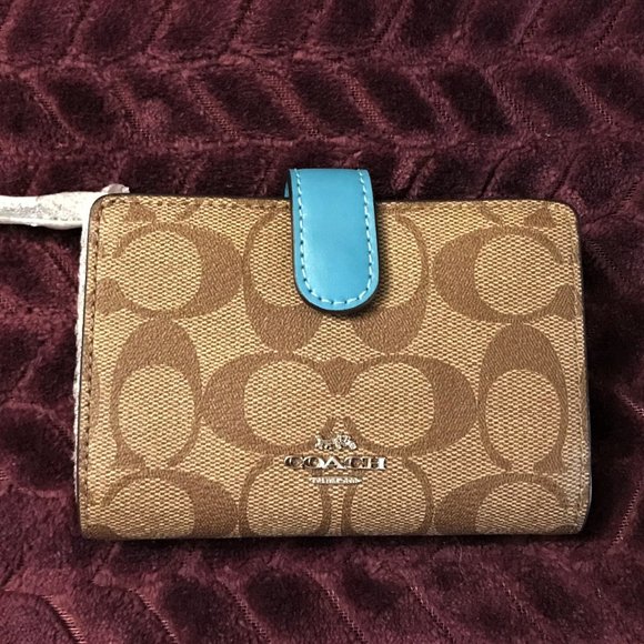 COACH NWT Medium Corner Zip Wallet - Picture 3 of 5